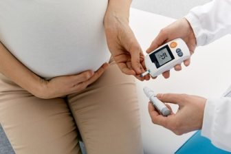 Endocrinologist,Checking,Blood,Sugar,Level,Of,Pregnant,Woman,With,Gestational